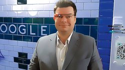 BILANZ-Redaktor Marc Kowalsky mit der Datenbrille.