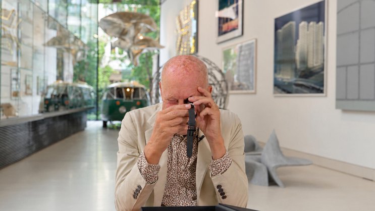 Norman Foster mit seiner neuen Uhr.