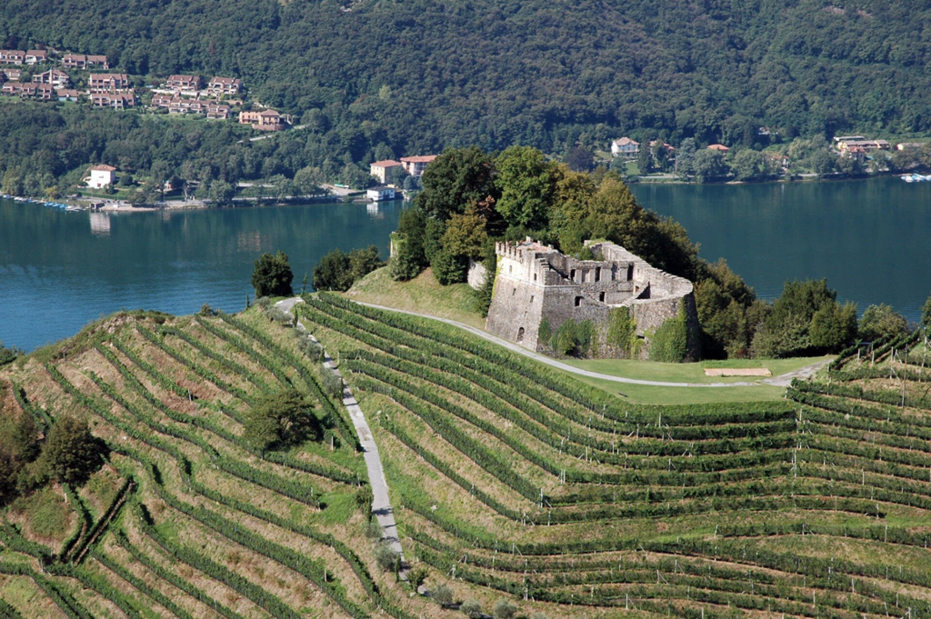 Das Castello di Morcote thront über den Rebterrassen und dem Luganersee.
