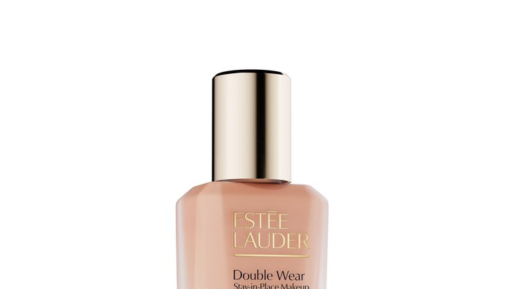 Estée Lauder: Double Wear Stay-in-Place Makeup, mit Hyaluronsäure, Niaciamid und Braunalgen-Extrakt, in 54 Farbtönen erhältlich, 30 ml, Fr. 64.–.
