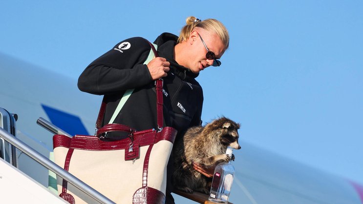 Erling Braut Haaland landet in Oslo nach der WM in den USA: Der Fussballstar trägt dabei eine neue Tasche von Dolce&Gabbana und einen präparierten Waschbären.