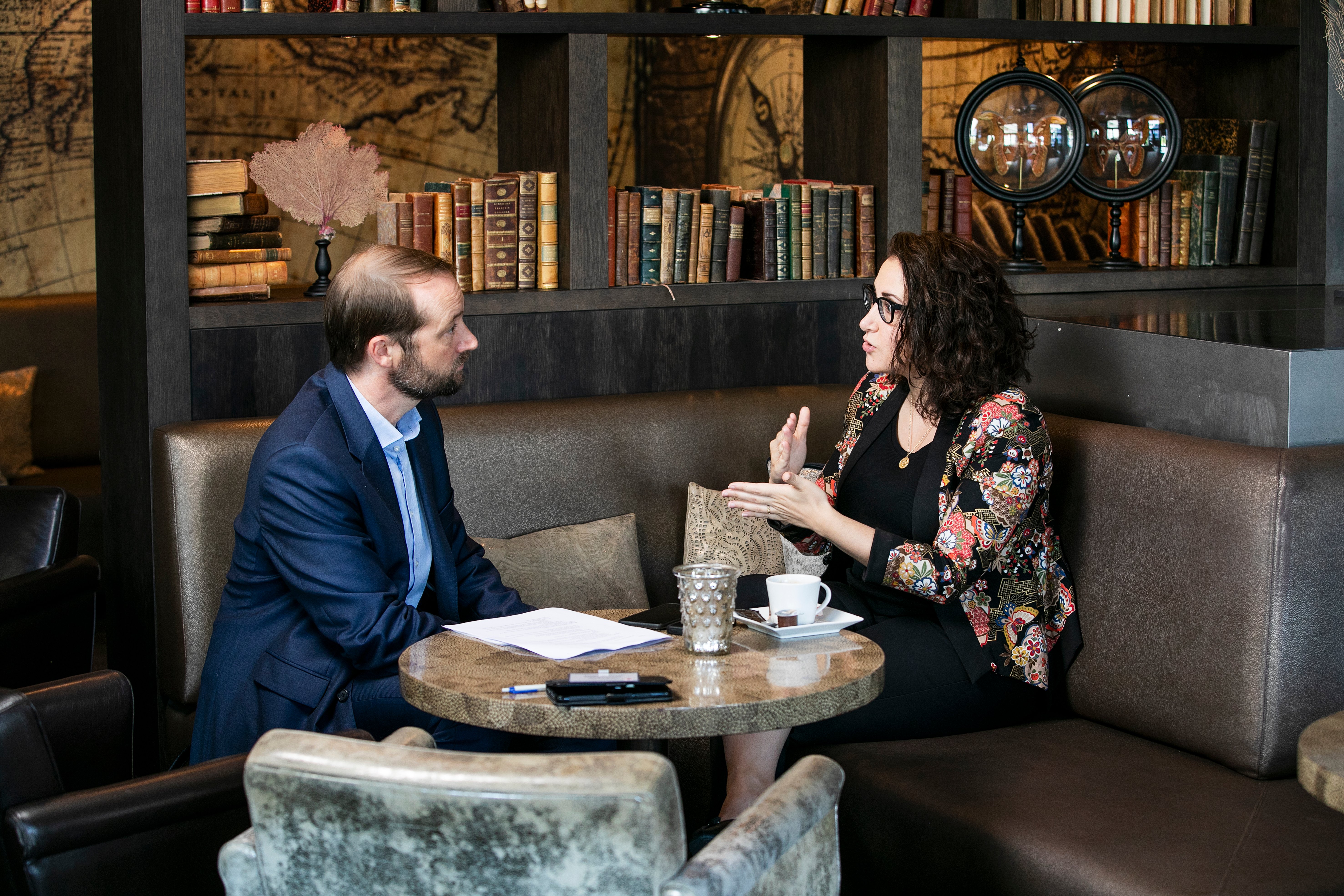 Rahaf Harfoush, Digital-Anthropologin und Autorin mit Journalist Tim HÃ¶finghoff