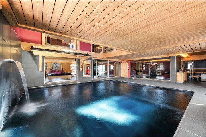Ein eigenes Hallenbad lockt zum erfrischenden Schwumm.