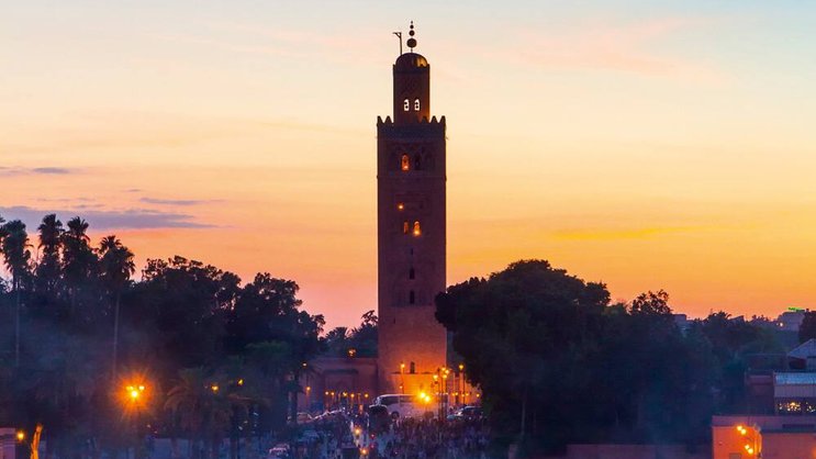 Der Djemaa el Fna in Marrakesch (Perle des Südens) ist der zentrale Marktplatz.