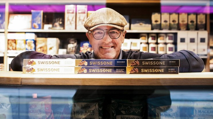 Swissone von Vernon Stuber wird in der Schweiz hergestellt. Toblerone produziert in der Schweiz und der Slowakei.