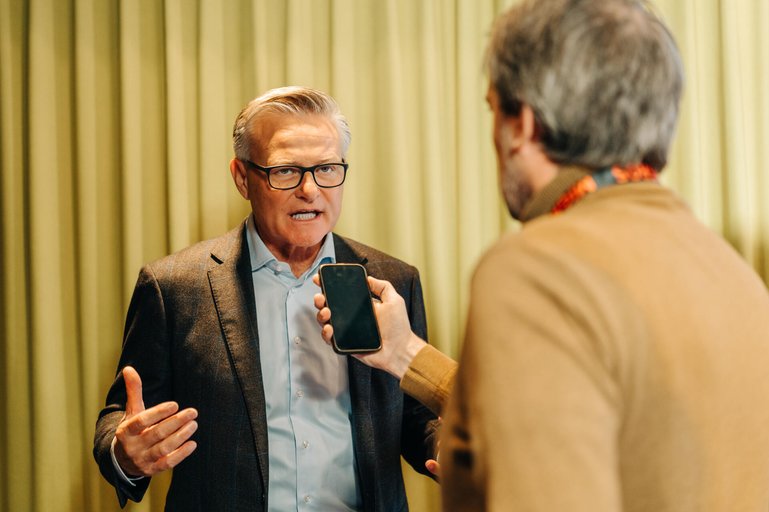Mega Umbau bei der Migros. Mario Irminger geht und 10 Regio Genossenschaften sollen weg.
Migros Bern 26.10.2026
Im Bild: Ulrich Rotzinger mit Mario Irminger