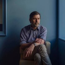 Buchhalter und Buchautor Vor seiner Karriere als Schriftsteller arbeitete Stamm als Buchhalter. Seine Hörspiele und Romane wurden vielfach geehrt, unter anderem mit dem Schweizer Buchpreis 2018.