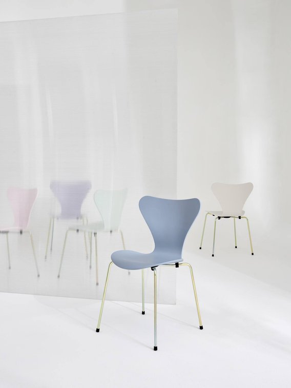 Der Serie-7-Stuhl des dänischen Designers Arne Jacobsen ist ein zeitloser Klassiker. Passend zum Mittsommer gibt es nun eine Sonderedition in fünf sanften Tönen.