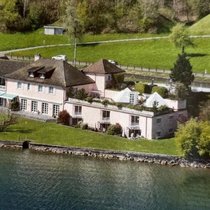 Die Villa am Zürcher Obersee bietet einen direkten Uferzugang von 150 Metern.