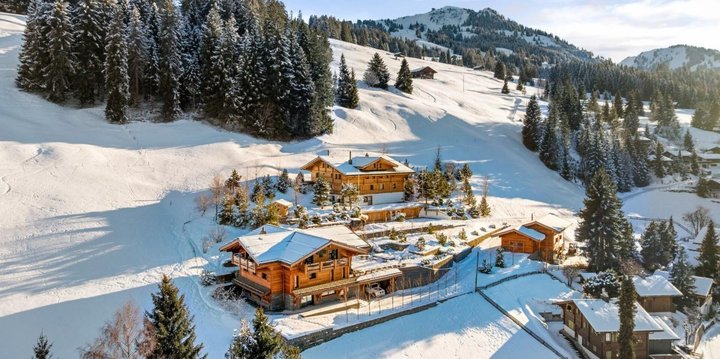 Die drei Chalets sind auch im winterlichen Oberland ein imposantes Ensemble.