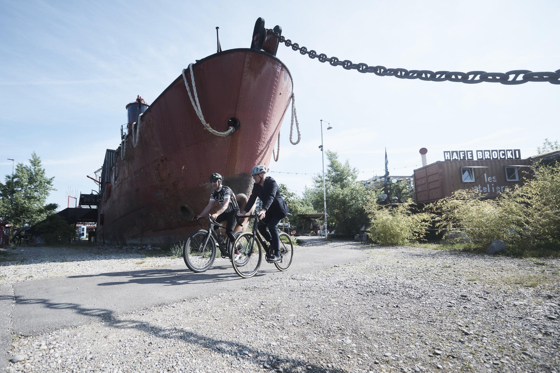 Schiff ahoi: Im Hintergrund das Leuchtturmschiff «Gannet 1954» im Holzpark Klybeck.
