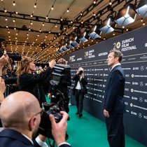 Der grüne Teppich des Zurich Film Festival wird jeden Herbst zum Laufsteg für Topstars, letztes Jahr etwa Jude Law.