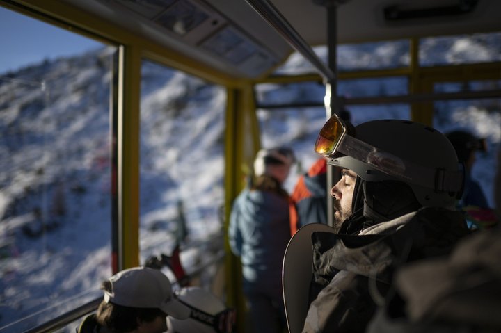Les amateurs de sports d'hiver peuvent encore une fois profiter pleinement du soleil sur les pistes en avril.