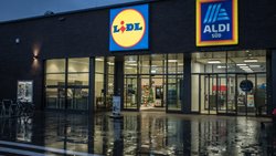 Es tut sich ein Graben auf: Die Discounter Aldi und Lidl beschreiten in der Schweiz unterschiedliche Wege.