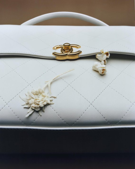 Tasche aus Kalbsleder mit Logoverschluss aus goldfarbenem Metall.