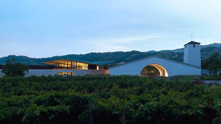 Seit 1966 sind der Turm sowie der flache Giebel mit dem grossen Bogen die Wahrzeichen der Mondavi Winery im Napa Valley. Links davon entsteht der neue Hospitality-Bereich.