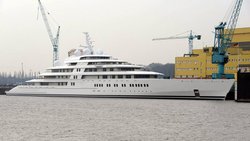 Mit 180 Metern die längste Yacht der Welt: Die «Azzam» des Emirs von Abu Dhabi.  Keystone