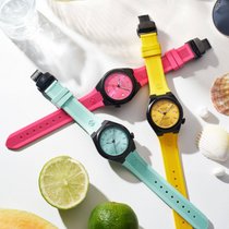 Die Uhren sind in Fuchsia, Türkis und Gelb erhältlich, mit schwarzem PVD-beschichtetem Edelstahlgehäuse und zertifiziertem Soprod-Kaliber.