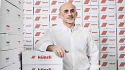 Roberto Martullo, CEO Inhaber von Künzli, hat Grosses vor mit den kultigen Schuhen.