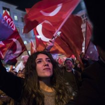 Jubeln trotz Niederlage: Anhänger von Erdogans AKP. Sie verliert bei den Kommunalwahlen in Istanbul und Ankara.
