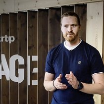 Co-Gründer Leon Baade glaubt fest an die Innovation, die sein Bruder im Bereich der Batterietechnologie entwickelt hat.