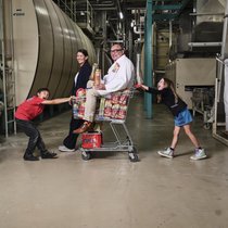 Drei Generationen: Firmenchef Beat Grüter mit Tochter Sarah Anderhub und den Enkelkindern Oskar und Janka in der Fabrikhalle der Pasta Premium AG in Frauenfeld TG.