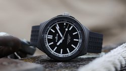 Spitzenmodell in der Taucheruhren-Kollektion von Fortis ist die bis 500 Meter wasserdichte M-44 Marinemaster mit einem Chronometer-zertifizierten Werk von Kenissi. Das Gehäuse ist DLC-beschichtet – und hat bereits vor der Küste Floridas ein paar unvergessliche Tauchgänge geloggt. (Hier abgebildet die M-44 DLC Gravity Black).