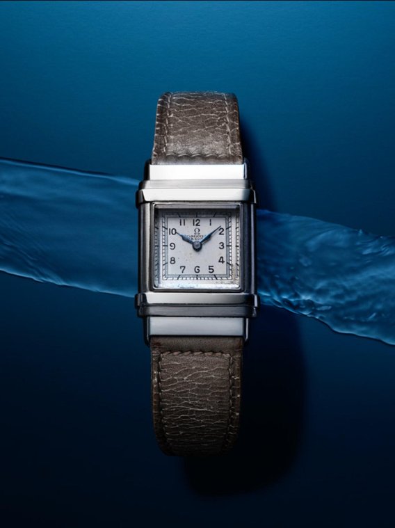 Die Omega Marine wurde von 1932 bis 1940 produziert und besass bereits ein Saphirglas. Das Aussengehäuse liess sich zum Stellen und Aufziehen der Uhr abziehen.