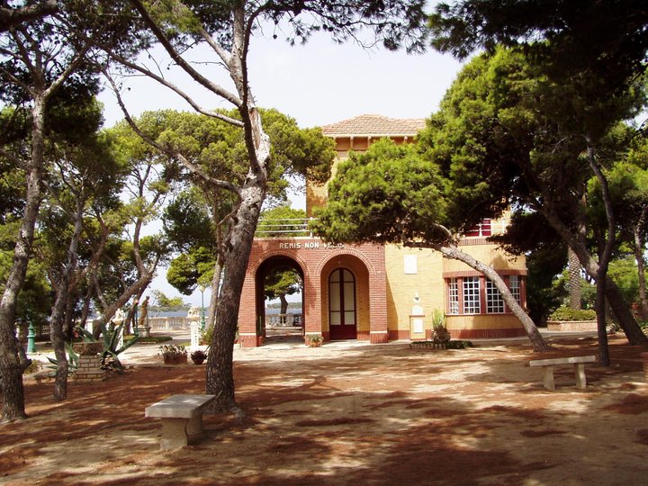 Auf der Insel liegt eine über 400-Quadratmeter-Villa aus der Belle Époque.