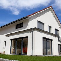Ein neues Einfamilienhaus ist bezugsbereit.