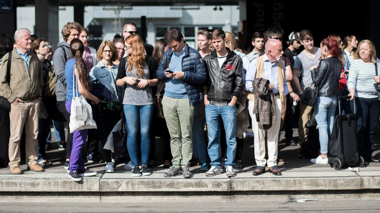 Wartende Menschen am Bahnhof: Wird die Schweizer Bevölkerung bei 10 Millionen gedeckelt und die Migration gebremst, wächst der Anteil der über 65-Jährigen überproportional stark an.