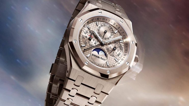 Audemars Piguet, Royal Oak Als Gewinnerin des Iconic Watch Prize beim Grand Prix d’Horlogerie de Genève 2025 kommt diese Royal Oak Perpetual Calendar in einer Variante aus 18 Karat Sandgold daher. Preis auf Anfrage.