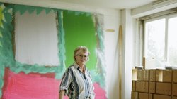 Leuchtende Farben und raumgreifende Interventionen: Renée Levi, Schweizer Künstlerin mit türkischen Wurzeln, verbindet Architektur, körperliche Geste und Malerei.