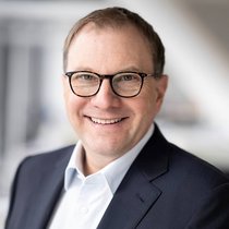Martin Hirzel ist seit Januar 2021 Präsident von Swissmem, dem Verband der Schweizer Maschinen-, Elektro- und Metallindustrie, und seit über 25  Jahren in der Schweizer Industrie tätig.