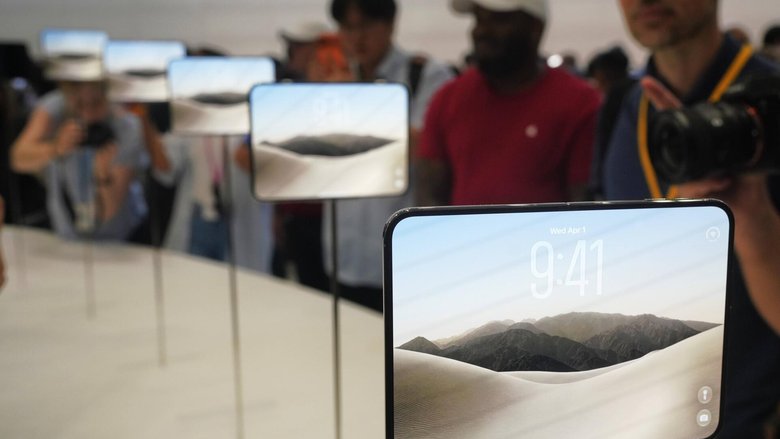  iPhone Duo: aufgeklappt das bisher bisher dünnste iPhone – und das teuerste.