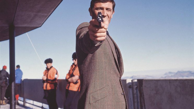 George Lazenby alias Agent 007 schiesst auf dem Schilthorn scharf in «Im Geheimdienst Ihrer Majestät» – dem Film, mit dem Mürren schlagartig berühmt wurde.