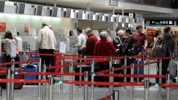 Passagiere am Ticketschalter des Flughafens Zürich. (Bild: Keystone)