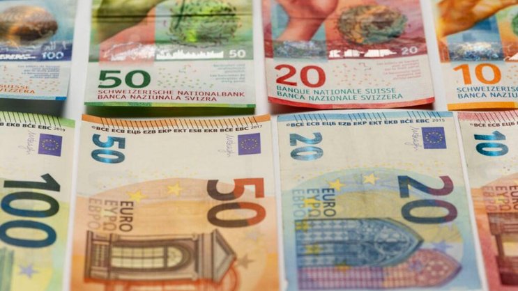Ein Carry Trade bedeutet, Investoren lehnen eine Währung wie den Franken mit tiefen Zinsen, verkaufen sie und legen sie in einem Währungsraum mit höheren Zinsen an.