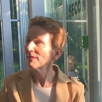 Maja Oeri, Urenkelin von Roche-Gründer Fritz Hoffmann-La Roche und Kunstmäzenin, bindet Sohn Melchior ein.