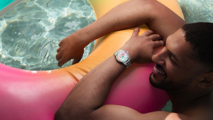 Die limitierte Norqain zum Thema «Holiday» weckt Fernweh. Und wer Glück hat, kauft eine Uhr mit einem «Golden Ticket» und gewinnt so Ferien im Luxusresort auf den Malediven.