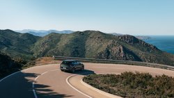 Schweizer Autofahrerinnen und Autofahrer legen durchschnittlich weniger als 40 Kilometer pro Tag zurück. Warum also beschäftigt uns die Reichweite trotzdem so stark?