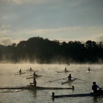 Glattes Wasser und mentale Ruhe:Kurz nach dem Sonnenaufgang sind die Bedingungen zum Rudern ideal.