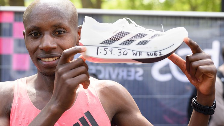 Dieses Bild geht um die Welt: Sabastian Sawe nach dem London Marathon.