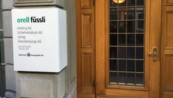 Eingang zum Hauptsitz von Orell Füssli in Zürich Wiedikon.