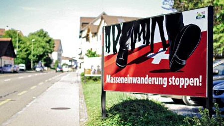 Mit Slogans wie «Schweizer wählen SVP» oder «Masseneinwanderung stoppen!» pflastert die SVP die Plakatwände zu.