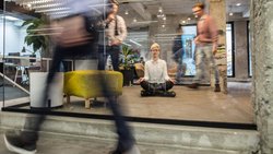Versuchs doch mal mit Yoga: Unternehmen müssen sich anstrengen, um ihren Mitarbeitenden ein motivierendes Umfeld zu bieten. 
