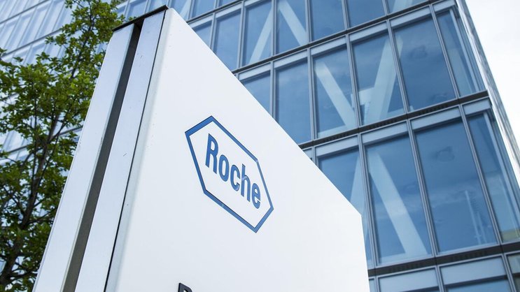 Roche-Logo vor einem Gebäude in Rotkreuz ZG.