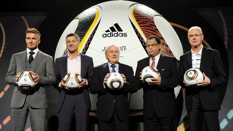 Adidas und Fifa: Investoren fordern energischere Kritik vom Sponsor. Keystone