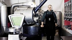 Caesar Eberhard betreibt die Dreiherzen-Rösterei in Einsiedeln in fünfter Generation.Vera Hartmann