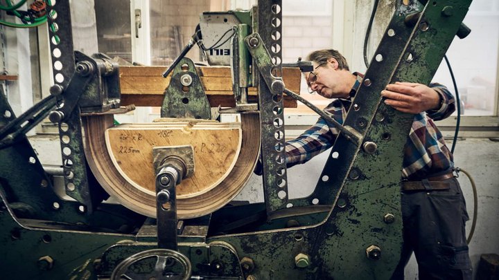 Dafür wird das Holz in einem Ofen erwärmt und dann in eine Form eingespannt.